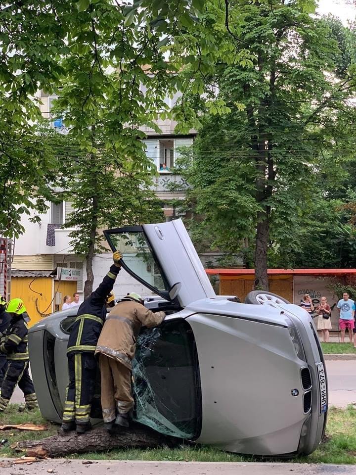 Accident violent în sectorul Botanica al Capitalei. O maşină s-a răsturnat (FOTO)