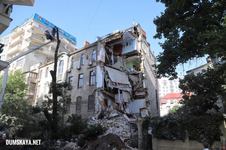 Tragedie în oraşul Odesa din Ucraina. Un bloc cu patru etaje s-a prăbuşit parţial. Zeci de persoane, evacuate (FOTO)