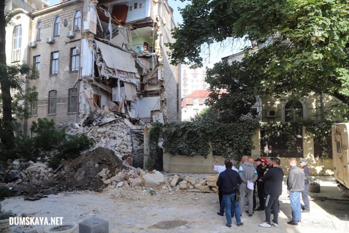 Tragedie în oraşul Odesa din Ucraina. Un bloc cu patru etaje s-a prăbuşit parţial. Zeci de persoane, evacuate (FOTO)