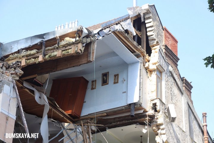 Tragedie în oraşul Odesa din Ucraina. Un bloc cu patru etaje s-a prăbuşit parţial. Zeci de persoane, evacuate (FOTO)