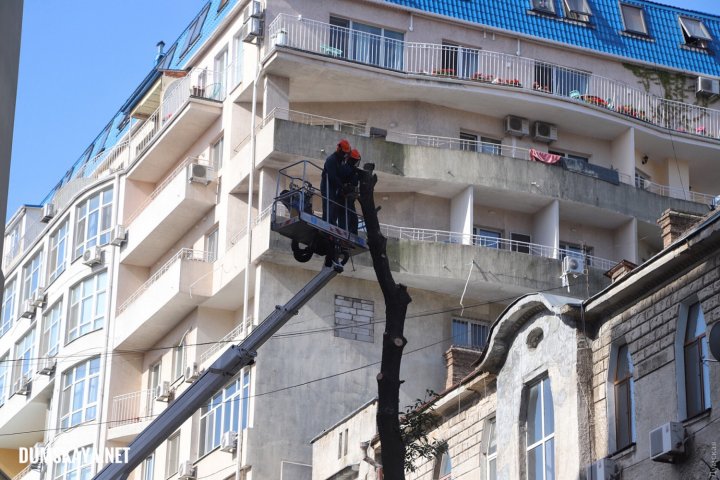 Tragedie în oraşul Odesa din Ucraina. Un bloc cu patru etaje s-a prăbuşit parţial. Zeci de persoane, evacuate (FOTO)