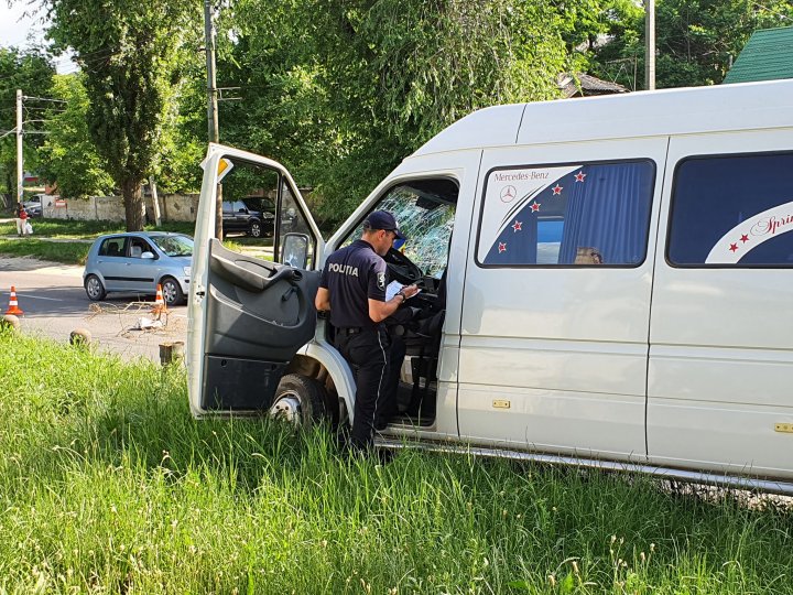 ACCIDENT GRAV în Capitală. Şoferii şi o pasageră, transportaţi de urgenţă la spital (FOTO)