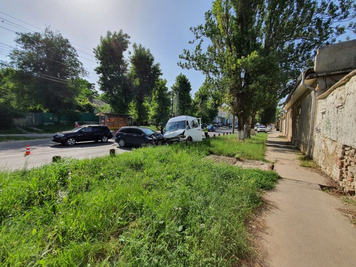 ACCIDENT GRAV în Capitală. Şoferii şi o pasageră, transportaţi de urgenţă la spital (FOTO)