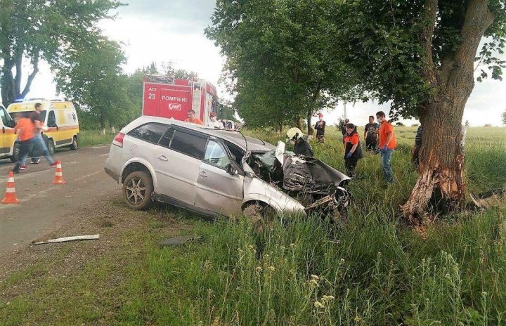 ACCIDENT FATAL în raionul Edineţ. Un tânăr a murit, după ce a ajuns cu maşina într-un copac (IMAGINI DE GROAZĂ)