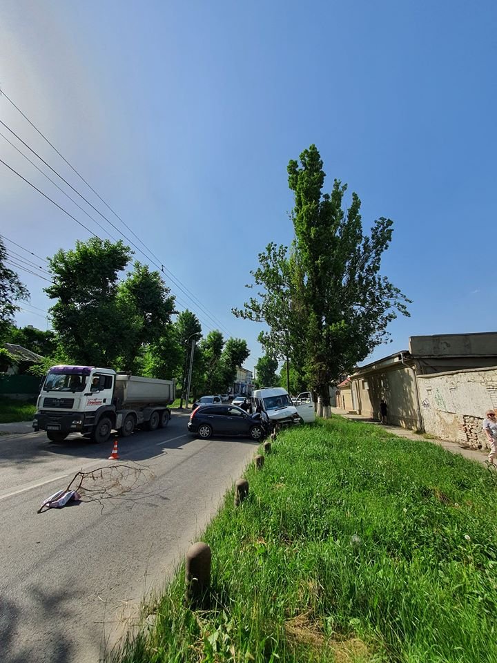 ACCIDENT GRAV în Capitală. Şoferii şi o pasageră, transportaţi de urgenţă la spital (FOTO)