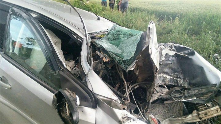 ACCIDENT FATAL în raionul Edineţ. Un tânăr a murit, după ce a ajuns cu maşina într-un copac (IMAGINI DE GROAZĂ)