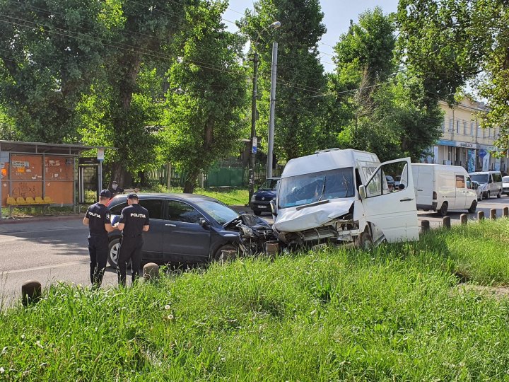 ACCIDENT GRAV în Capitală. Şoferii şi o pasageră, transportaţi de urgenţă la spital (FOTO)