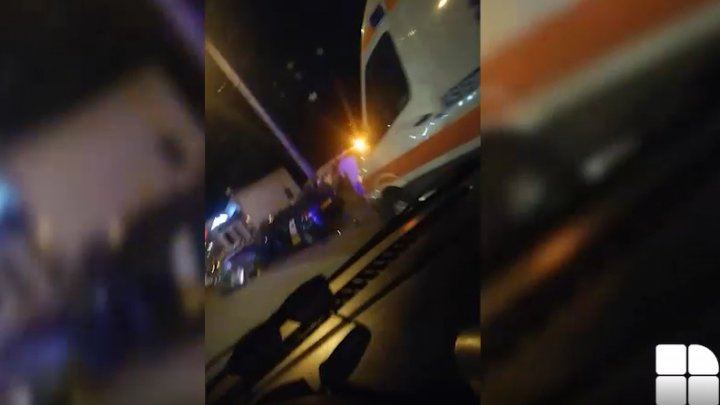 ACCIDENT GRAV în Capitală. O maşină de taxi, tamponată de o Skoda. Şoferul care a provocat accidentul a fugit de la faţa locului (VIDEO)