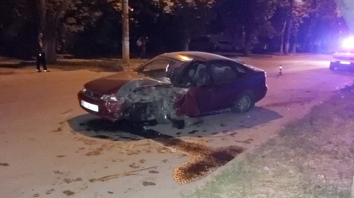 DETALII despre ACCIDENTUL din sectorul Botanica. Şoferul, pe patul de spital, maşina avariată grav (FOTO)