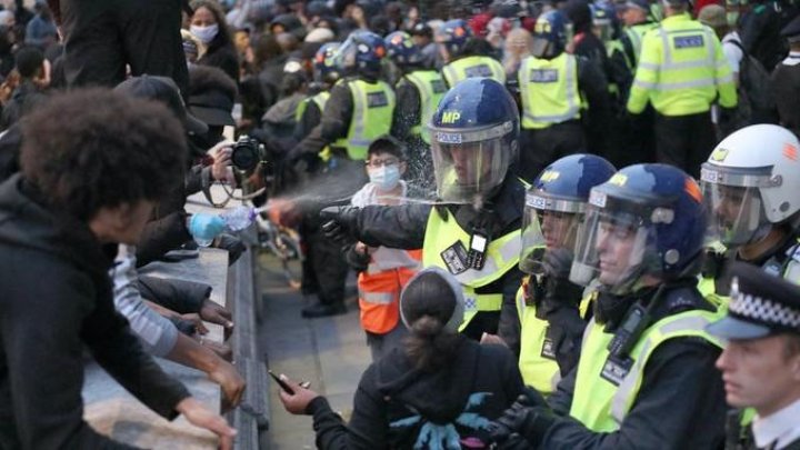 Proteste violente la Atena şi Londra în cadrul acţiunilor BlackLivesMatter