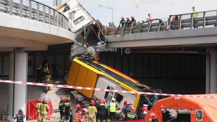 Accident grav în Varşovia: Un mort şi 20 de răniţi după ce un autobuz a căzut de pe un pod