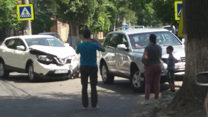 Accident în sectorul Botanica al Capitalei. O maşină cu numere diplomatice, implicată (FOTO)