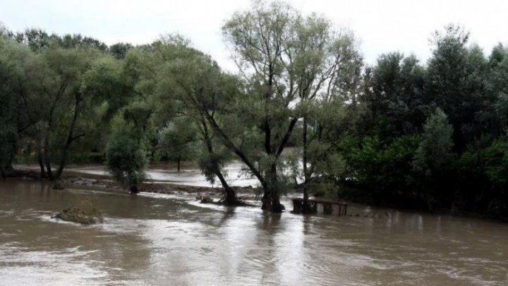 Viitura de pe Prut, formată în Ucraina, a ajuns în România. A fost emis COD ROŞU de INUNDAŢII