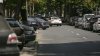 (FOTOREPORT) Străzile din Capitală, transformate în parcări neautorizate. Poliţia aplică amenzi, iar şoferii se plâng că nu sunt locuri amenajate