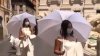 Zeci de mirese au protestat la Fontana Di Trevi din Roma pentru că pandemia le-a anulat planurile de nuntă