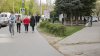 Bani aruncaţi în vânt: După reparaţia trotuarelor pe strada Ion Creangă, Primăria a decis că trebuie să reabiliteze şi reţelele