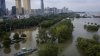 Inundații pe cel mai lung râu din Asia: Cel puţin 140 de oameni au murit