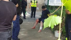 Un poliţist din Capitală a fost înjunghiat în umăr de o persoană agresivă