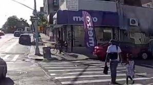 Un bărbat de culoare, împuşcat în plină zi, în timp ce traversa o stradă cu fetiţa sa de mână (VIDEO)