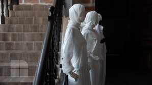 Reprofilare pentru supravieţuire. O companie de confecţii din ţară produce echipamente de protecție pentru lucrătorii medicali (FOTOREPORT)