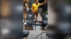 (VIDEO) Un poliţist agresiv, făcut KO la Căuşeni