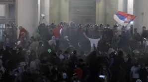 Violenţele continuă la Belgrad. Mii de oameni furioși au ieșit pentru a doua zi la manifestaţii