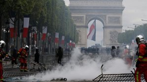 Focuri de artificii şi proteste la Paris, cu ocazia Zilei Naționale a Franței. Poliţia a folosit gaze lacrimogene pentru a dispersa mulțimea