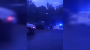 Accident violent în Capitală. O maşină s-a răsturnat pe şosea (VIDEO)