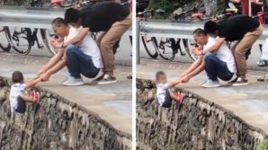 Imagini uluitoare! Și-a atârnat copilul de marginea prăpastiei, ca să aibă de ce să râdă