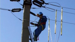 Energia electrică se ieftineşte. Noile preţuri aprobate de ANRE intră ASTĂZI în vigoare