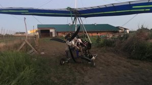 Transportau țigări în România cu ajutorul unui motodeltaplan. Trei persoane, reţinute