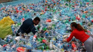 Nu ştii ce să faci cu recipientele şi PET-urile din plastic? Mai mulţi tineri îl colectează lunar şi fac obiecte de decor