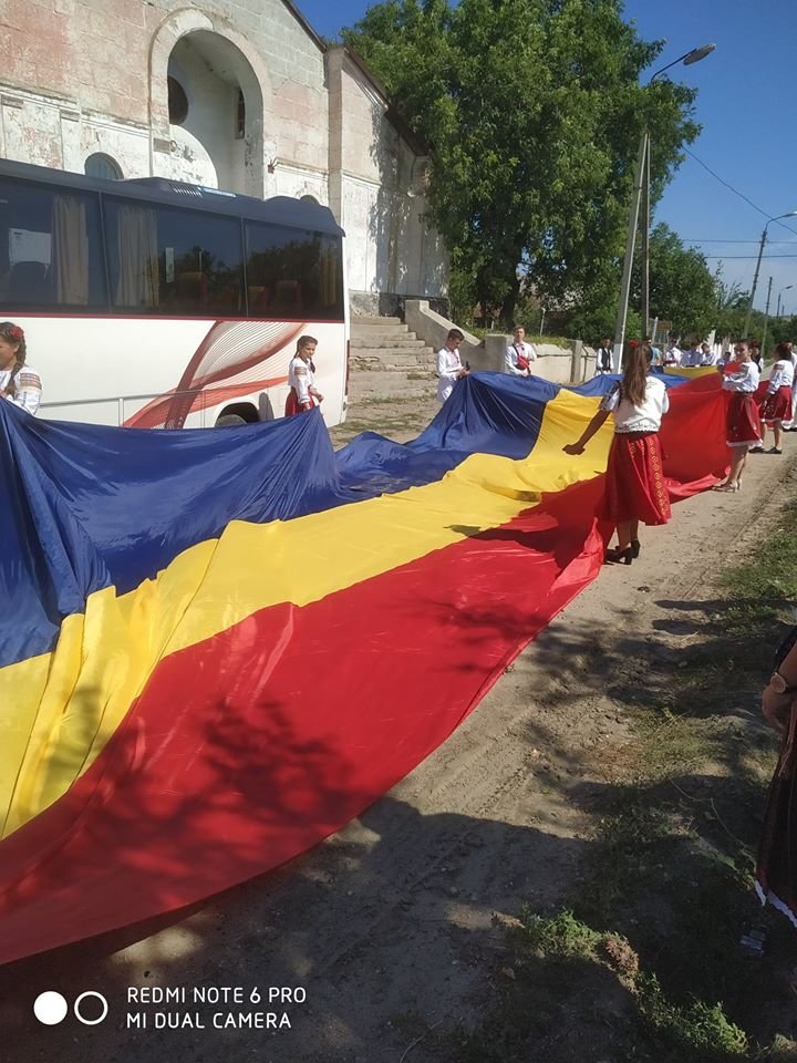 Şi-au întins zestrea pe garduri! Modul inedit în care s-a desfăşurat în acest an Festivalul "La Hușcă" din Coșcalia (FOTO)