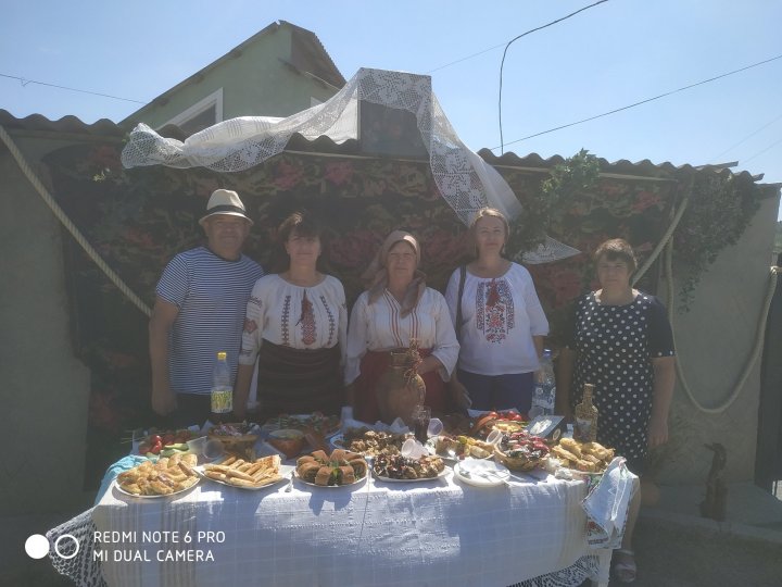 Şi-au întins zestrea pe garduri! Modul inedit în care s-a desfăşurat în acest an Festivalul "La Hușcă" din Coșcalia (FOTO)