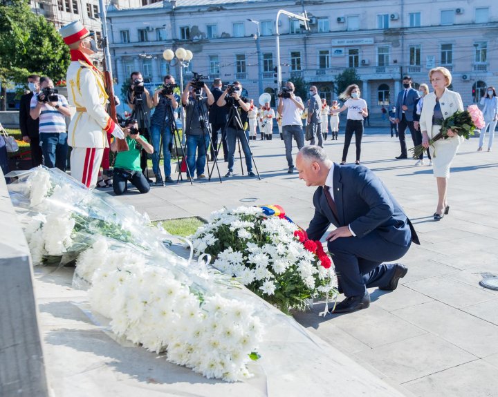 Depuneri de flori la monumentul lui Ştefan cel Mare, cu prilejul împlinirii a 516 ani de la trecerea în eternitate a domnitorului