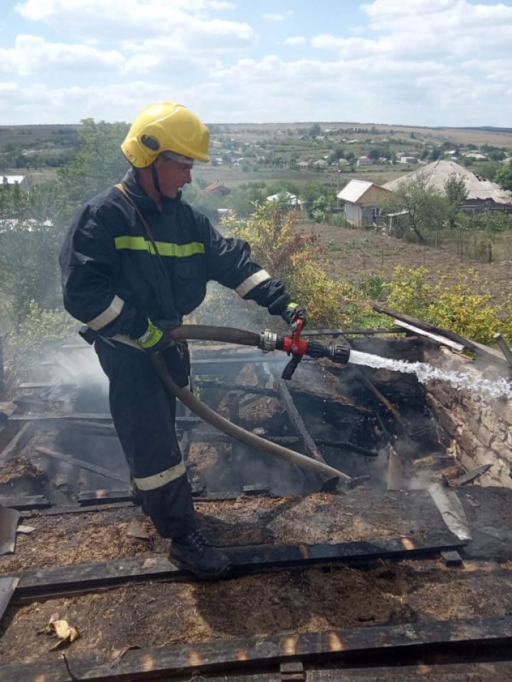 Acoperişul unui depozit de păstrare a lemnelor a luat foc (FOTO)