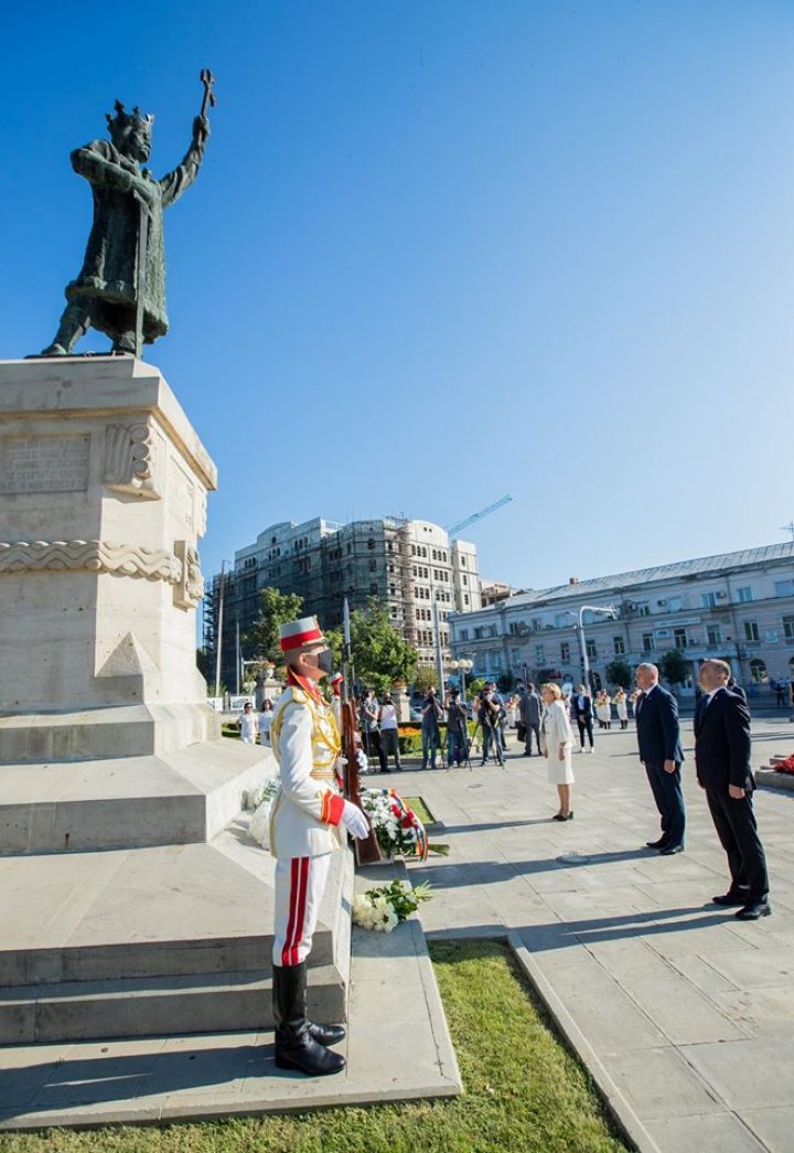 Depuneri de flori la monumentul lui Ştefan cel Mare, cu prilejul împlinirii a 516 ani de la trecerea în eternitate a domnitorului