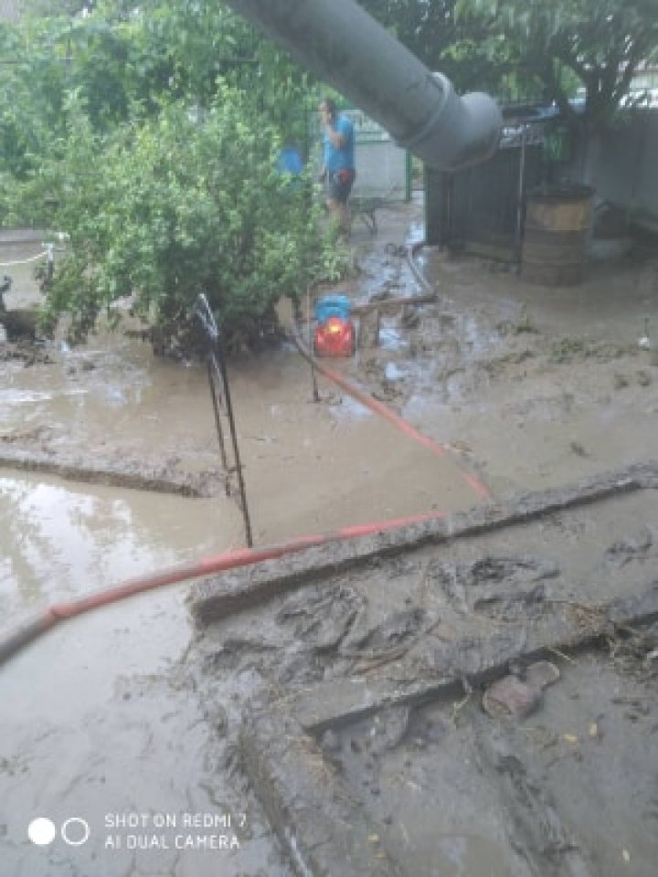 Ploile abundente au provocat stricăciuni. Pompierii au intervenit în mai multe cazuri