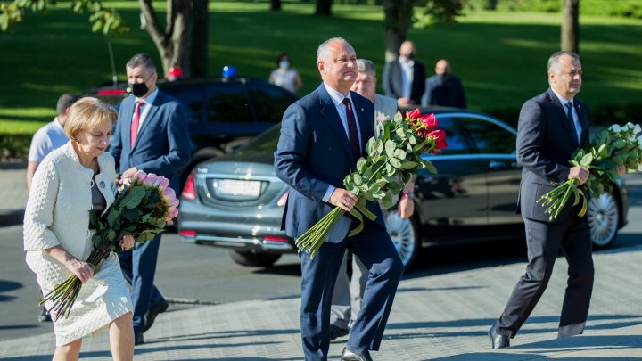 Depuneri de flori la monumentul lui Ştefan cel Mare, cu prilejul împlinirii a 516 ani de la trecerea în eternitate a domnitorului