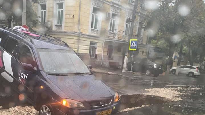 Un taxi, înghițit de o groapă imensă în Capitală (FOTO)