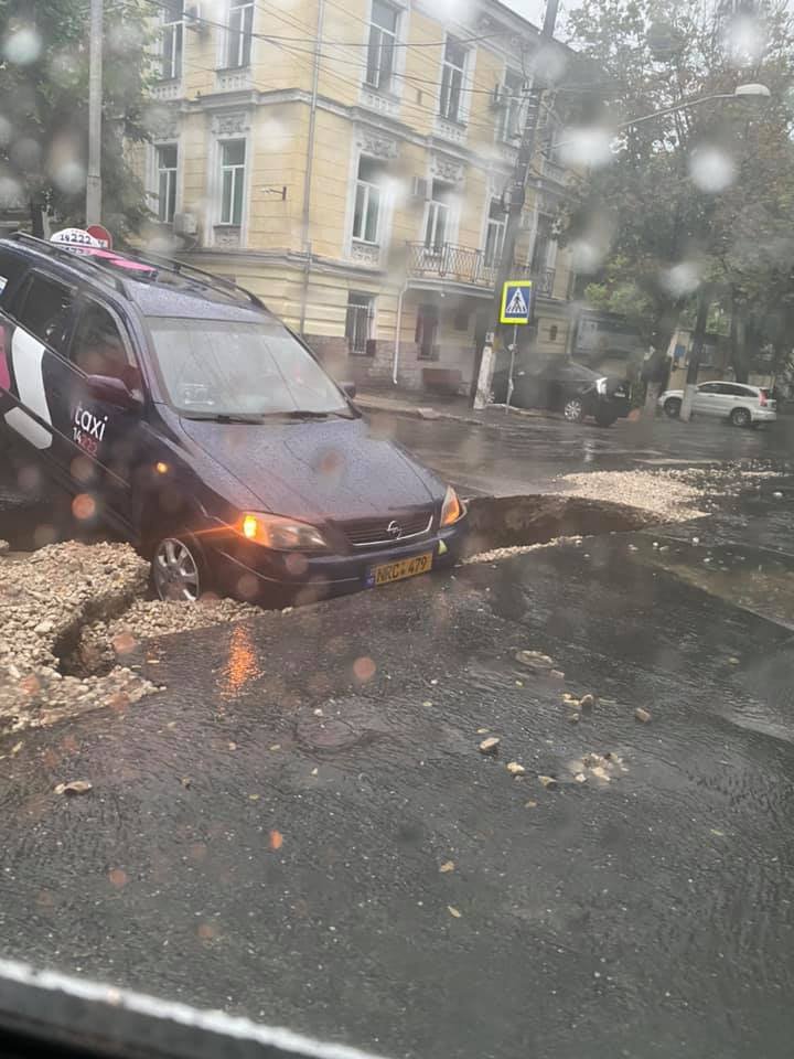 Un taxi, înghițit de o groapă imensă în Capitală (FOTO)