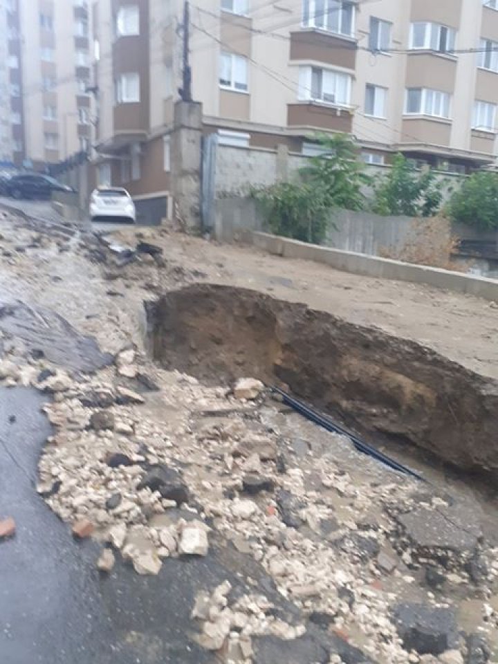 Ploaia de noaptea trecută a făcut ravagii. Pe o stradă din Capitală a apărut un crater imens (FOTO/VIDEO)