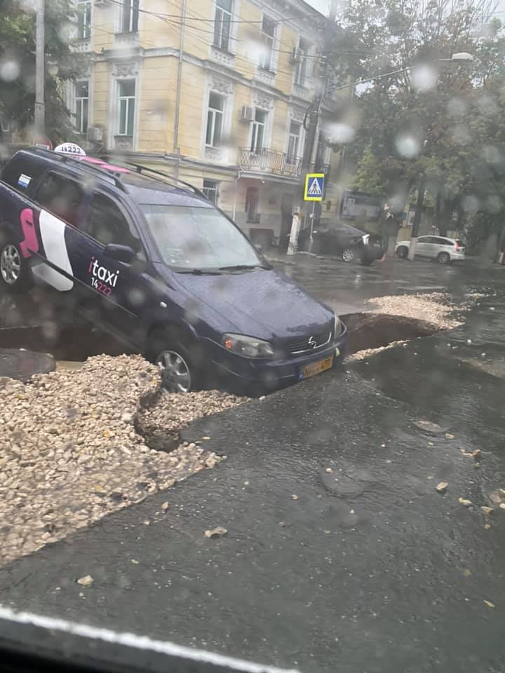 Un taxi, înghițit de o groapă imensă în Capitală (FOTO)