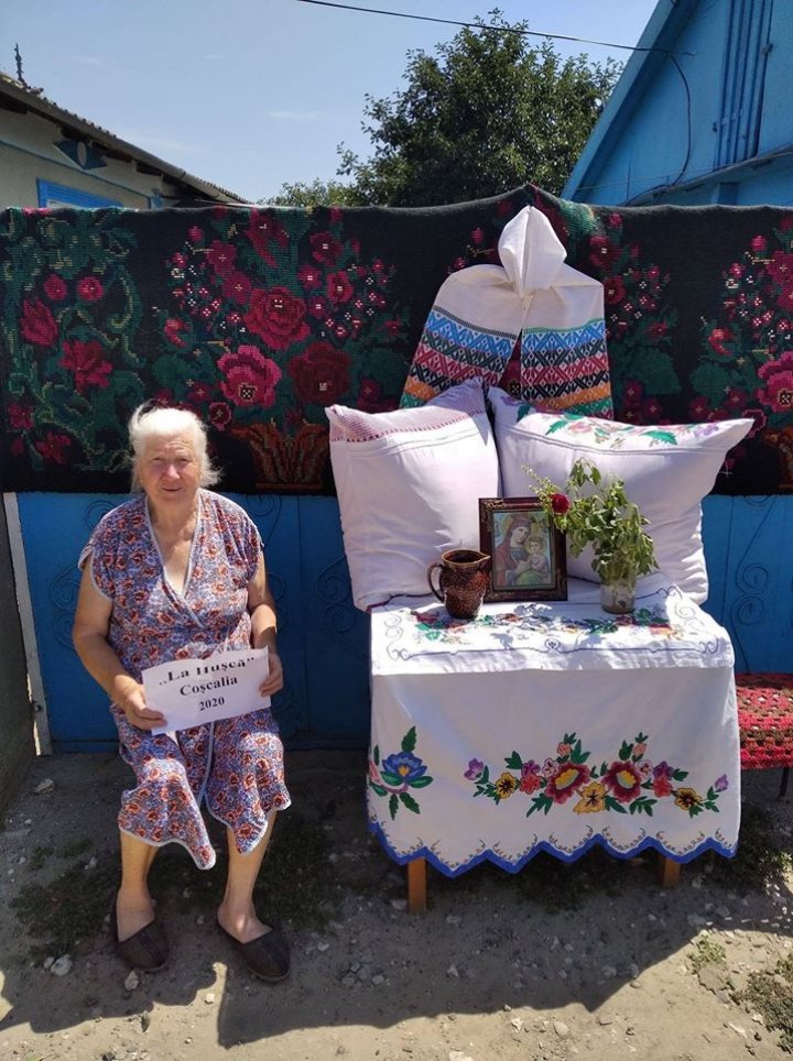 Şi-au întins zestrea pe garduri! Modul inedit în care s-a desfăşurat în acest an Festivalul "La Hușcă" din Coșcalia (FOTO)