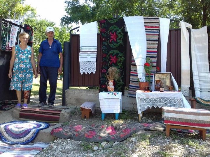 Şi-au întins zestrea pe garduri! Modul inedit în care s-a desfăşurat în acest an Festivalul "La Hușcă" din Coșcalia (FOTO)