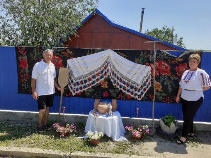 Şi-au întins zestrea pe garduri! Modul inedit în care s-a desfăşurat în acest an Festivalul "La Hușcă" din Coșcalia (FOTO)