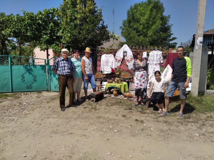 Şi-au întins zestrea pe garduri! Modul inedit în care s-a desfăşurat în acest an Festivalul "La Hușcă" din Coșcalia (FOTO)