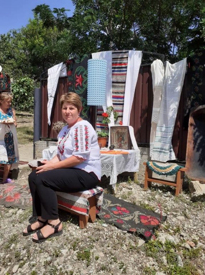 Şi-au întins zestrea pe garduri! Modul inedit în care s-a desfăşurat în acest an Festivalul "La Hușcă" din Coșcalia (FOTO)