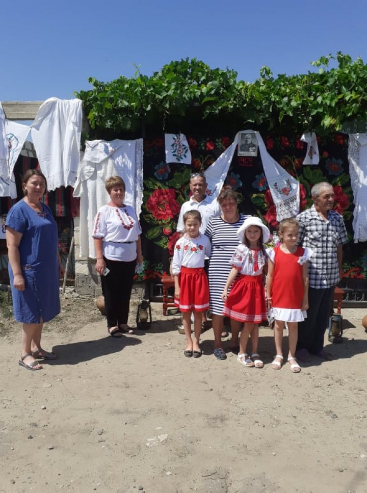 Şi-au întins zestrea pe garduri! Modul inedit în care s-a desfăşurat în acest an Festivalul "La Hușcă" din Coșcalia (FOTO)