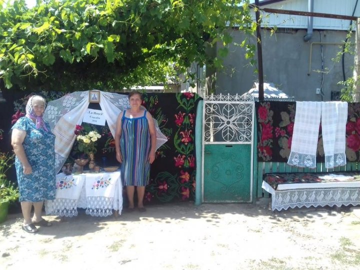 Şi-au întins zestrea pe garduri! Modul inedit în care s-a desfăşurat în acest an Festivalul "La Hușcă" din Coșcalia (FOTO)